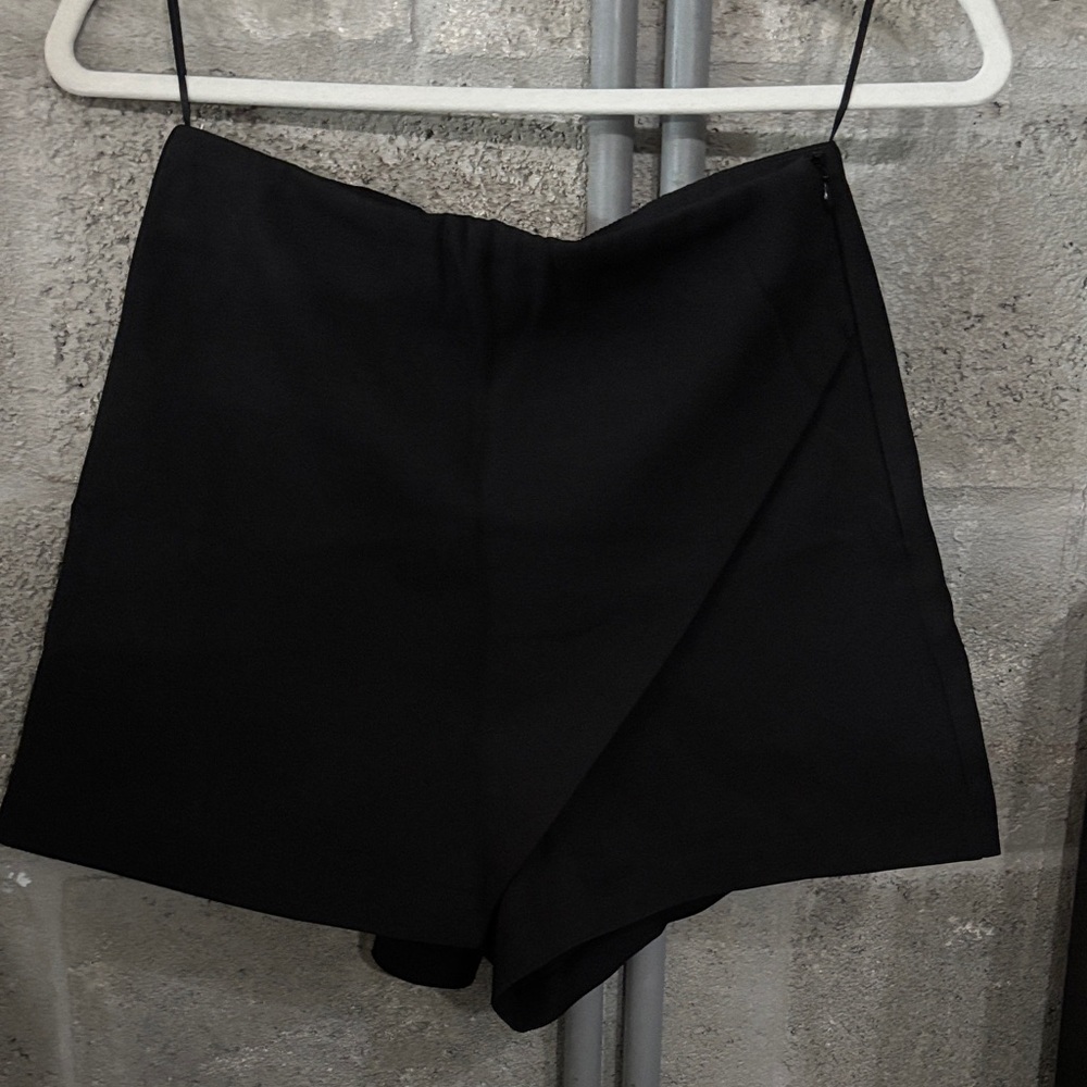 Mable: Women's  Black Skort NWOT